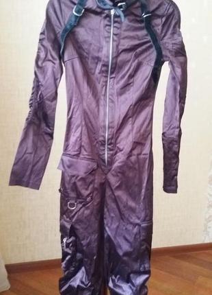 Стильный брючный комбинезон бордового цвета с черной бархатной отделкой  42 размера.