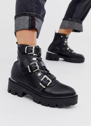 Стильні масивні черевики асос asos raid