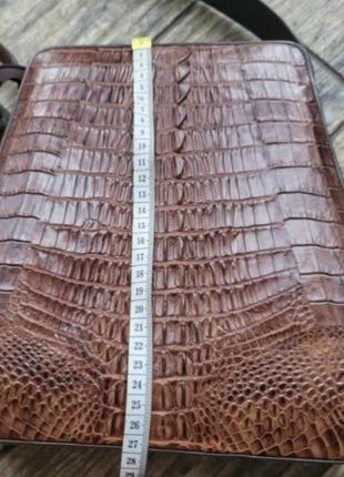 Сумка через плечо трапецевидной формы из натуральной кожи крокодила6 фото
