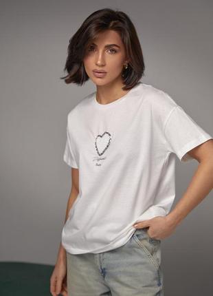 Женская футболка украшена сердцем из бисера и страз3 фото