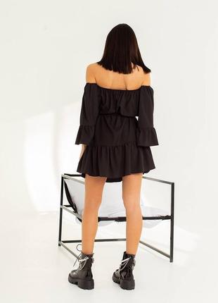 Платье короткое однотонное свободного кроя с открытыми плечами качественное стильное трендовое чёрное белое5 фото