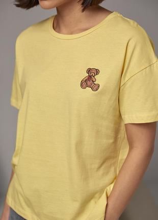 Жіноча футболка з вишитим ведмедиком4 фото