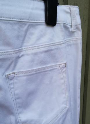 Білі джинси-скінні з розрізами на колінах4 фото