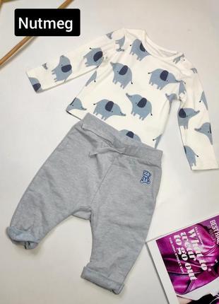 Костюм на младенец синего голубого цвета в принт от бренда nutmeg 0/3