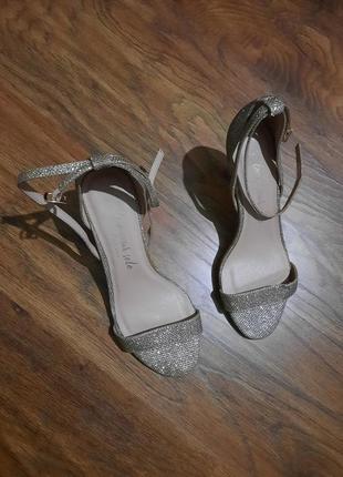 Сток босоножки золотого цвета .