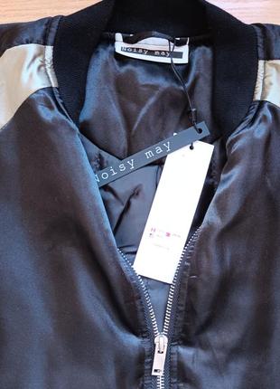 Стильная куртка бомбер s noisy may с надписью на спинке нюанс7 фото