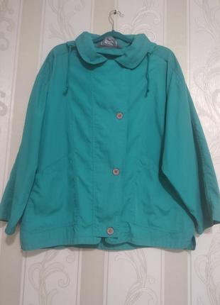 Куртка жіноча вітровка з капюшоном великого розміру.