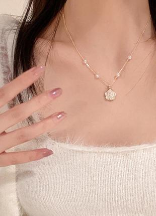 Кольє з квіткою камелія