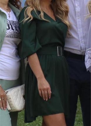 Платье зеленое изумрудное атлас шелк короткое с поясом1 фото