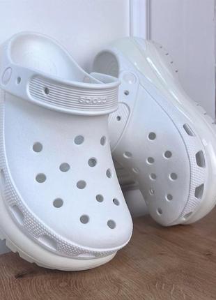 Женские кроксы сабо crocs classic crush mega white стильные новинки все размеры в наличии