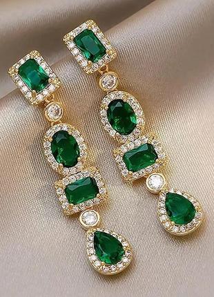 Волшебные серьги зелени цирконии