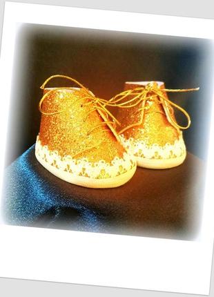 Обувь, ботинки из фоамирана для интерьерных текстильных кукол размер стельки 4,5 х 3,5 см. цвет золотой1 фото