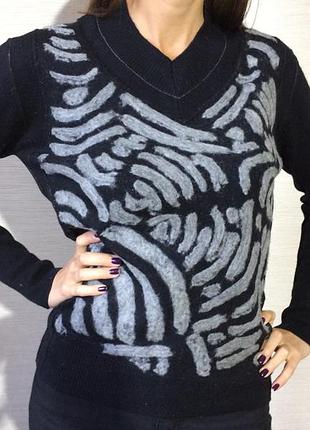 Чёрный  свитер с серым принтом.