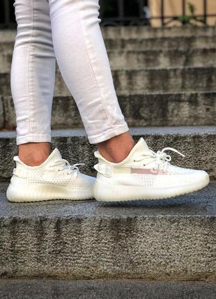 Классные женские кроссовки adidas yeezy boost 350 ice cream белые6 фото