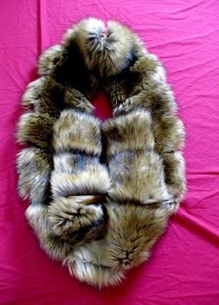 Огромная опушка меховая на всю длину пальто или дубленки.