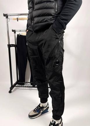 Теплые мужские штаны c.p. company с линзою черного цвета2 фото