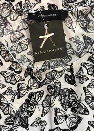 Дуже красива та стильна брендова блузка в метеликах.