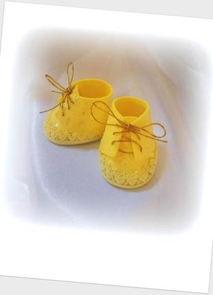 Взуття, черевики з фоамірану для інтер'єрних текстильних ляльок на розмір устілки 4,5 х 3,5 см. колір жовтий10 фото