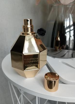 Распылив парфюм viktor & rolf flowerbomb rose explosion
