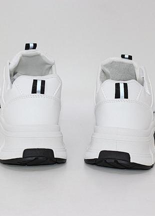 Стильні білі весняні кросівки на високій підошві6 фото