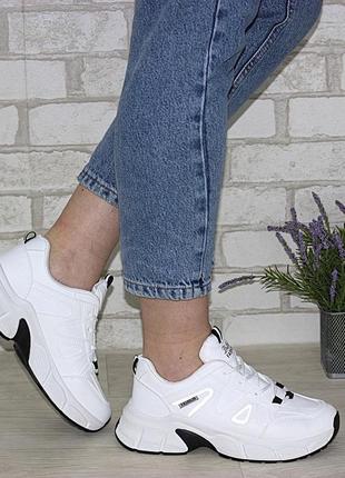 Стильные белые весенние кроссовки на высокой подошве8 фото