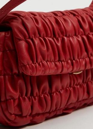 Красная мини сумка со сборками mango кросбоди сумочка оригинал3 фото