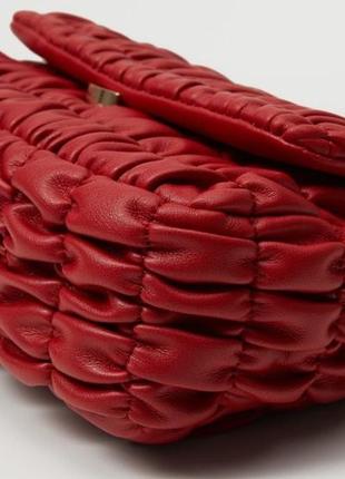 Красная мини сумка со сборками mango кросбоди сумочка оригинал4 фото