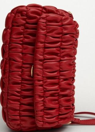 Красная мини сумка со сборками mango кросбоди сумочка оригинал6 фото