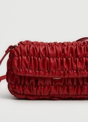Красная мини сумка со сборками mango кросбоди сумочка оригинал7 фото