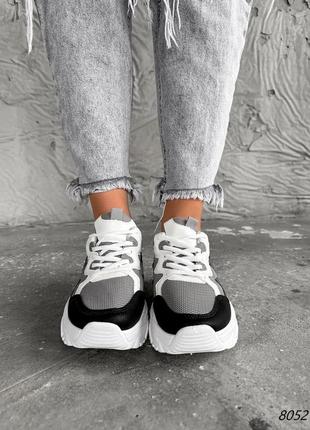 Сірі з чорним білим нубукові замшеві шкіряні текстильні кросівки на білій товстій грубій підошві платформі3 фото