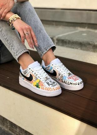 Круті яскраві жіночі кросівки nike air force 1 grafitti білі з принтом