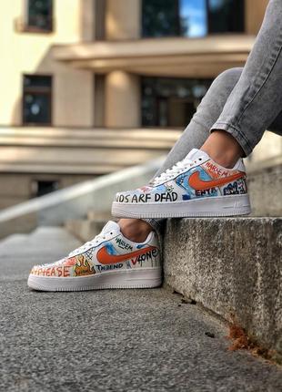 Крутые яркие женские кроссовки nike air force 1 grafitti белые с принтом4 фото