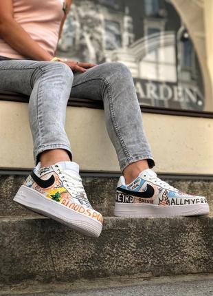 Крутые яркие женские кроссовки nike air force 1 grafitti белые с принтом5 фото