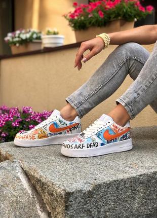 Крутые яркие женские кроссовки nike air force 1 grafitti белые с принтом2 фото