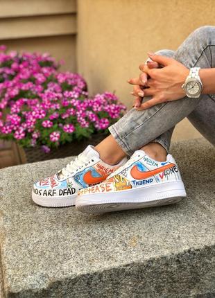 Крутые яркие женские кроссовки nike air force 1 grafitti белые с принтом8 фото