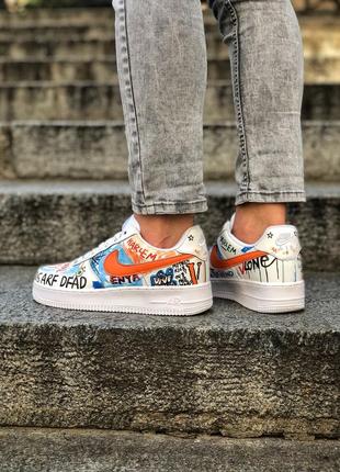 Крутые яркие женские кроссовки nike air force 1 grafitti белые с принтом10 фото