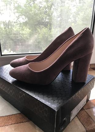 Туфлі замшеві на підборах. нові