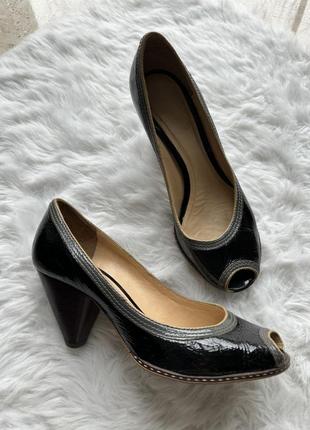Женские кожаные туфли на каблуке clarks