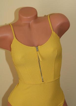 Стильный фактурный купальник - боди на тонких бретелях с молнией спереди (размер с)