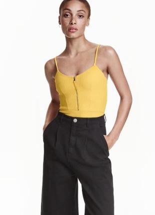 Стильный фактурный купальник - боди на тонких бретелях с молнией спереди (размер с)