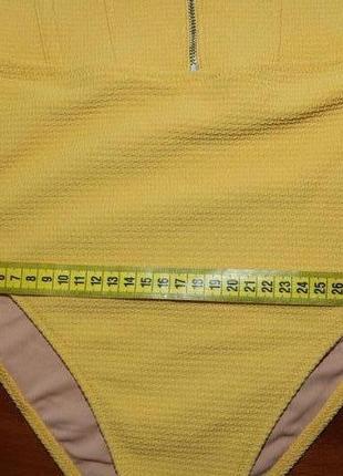 Стильный фактурный купальник - боди на тонких бретелях с молнией спереди (размер с)