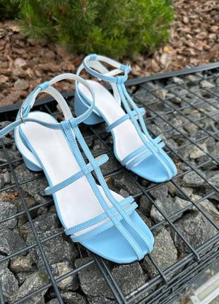 Босоножки на каблуке женские кожаные голубого цвета4 фото