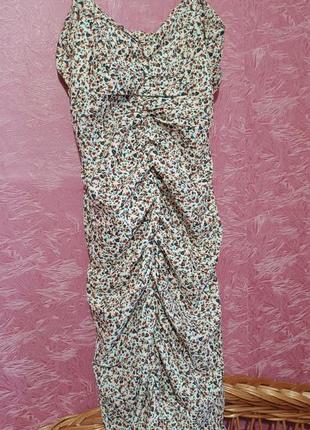 Платье сарафан с драпировкой принтовано цветами, сборки,рюши р 423 фото
