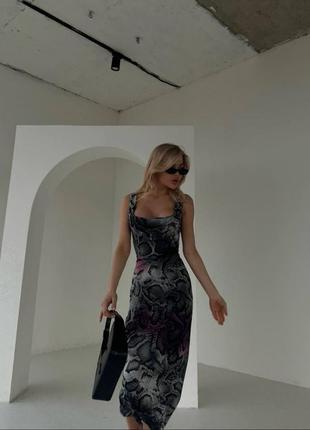 Шикарное платье миди со змеиным принтом с декольте стильное эффектное6 фото