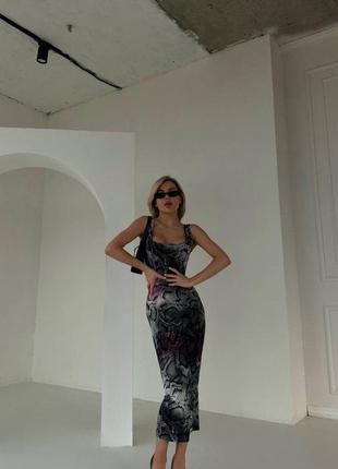 Шикарна сукня міді зі зміїним принтом з декольте стильна ефектна