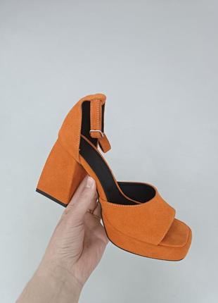 Босоножки женские замшевые оранжевые на каблуке