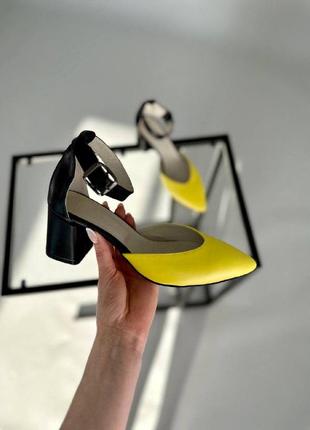 Черные кожаные босоножки на каблуке с желтым носком3 фото