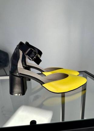 Черные кожаные босоножки на каблуке с желтым носком4 фото