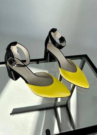 Черные кожаные босоножки на каблуке с желтым носком2 фото