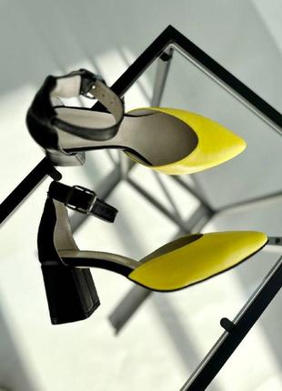 Черные кожаные босоножки на каблуке с желтым носком6 фото